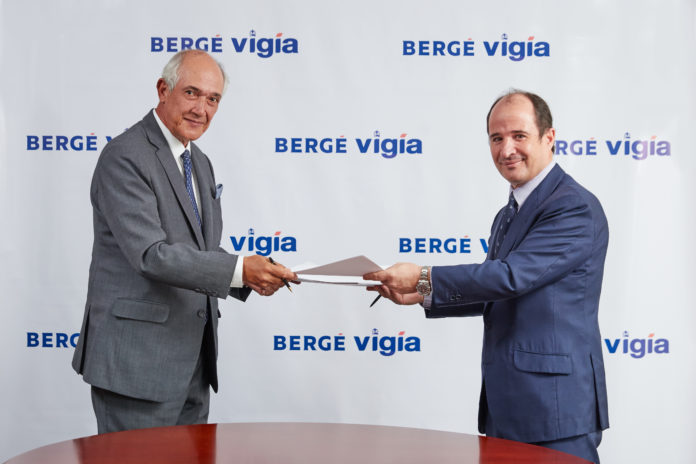 Firma BERGÉ VÍGÍA presidente Transportes Vigía Gozalo Echeverry izq y Jaime Gorbeña presidente Bergé y Compañía dcha feb2021 scaled