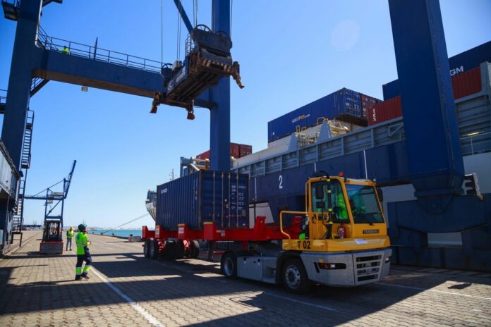 contenedores muelle reina sofia cadiz 1